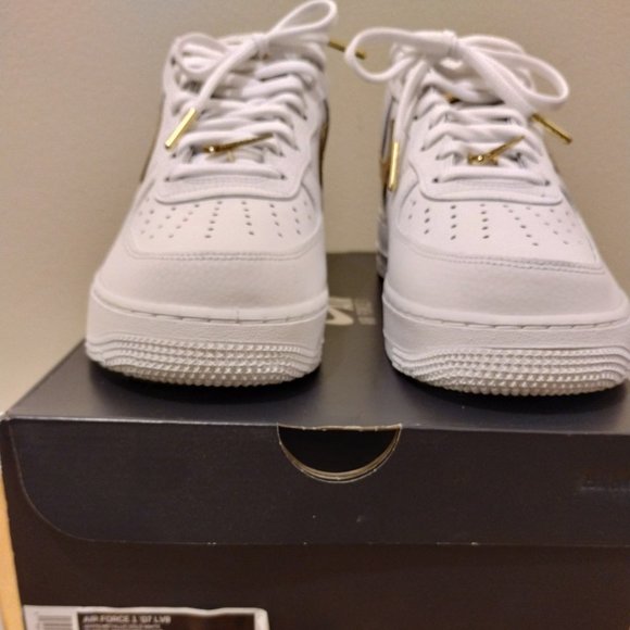 Nike Air Force 1 '07 LV8 Low DC2181-100 - White Metallic Gold Size Men 9.5 - Picture 2 of 14